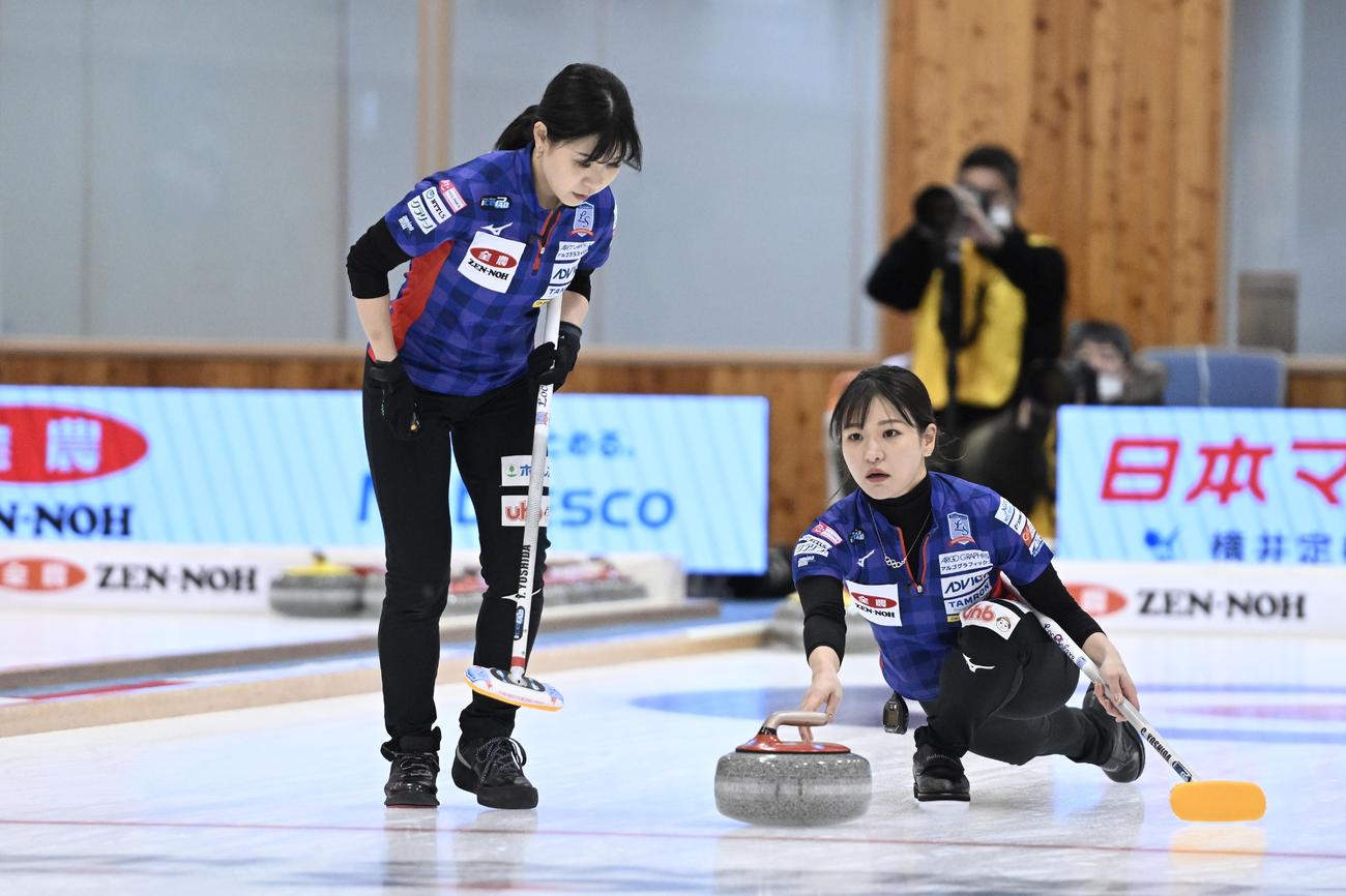 SC軽井沢クラブ戦　ストーンを投じるロコ・ソラーレ吉田知那美（C）JCA IDE