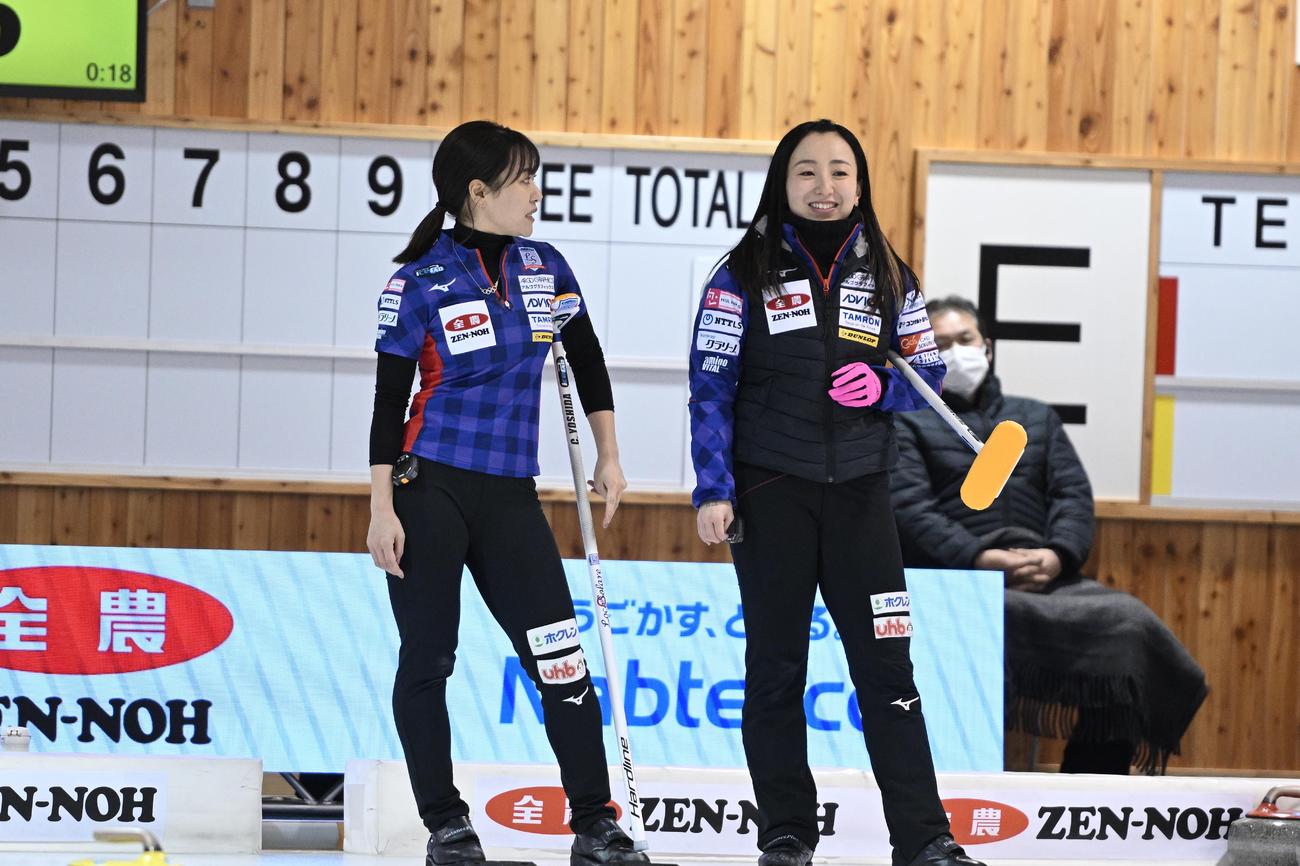 SC軽井沢クラブ戦　ロコ・ソラーレ吉田知那美（右）と話し合う藤沢五月（C）JCA IDE