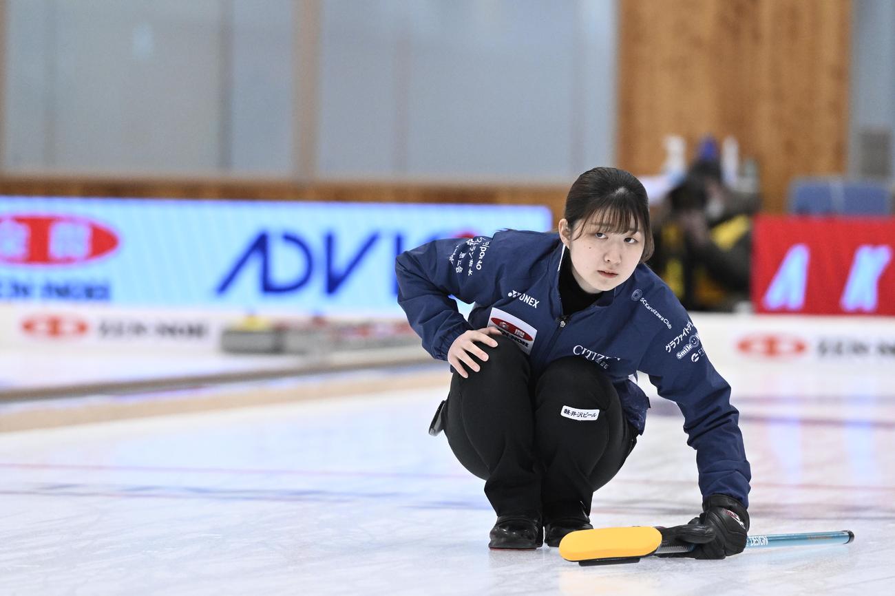 試合を見つめるSC軽井沢クラブ金井亜翠香（C）JCA IDE