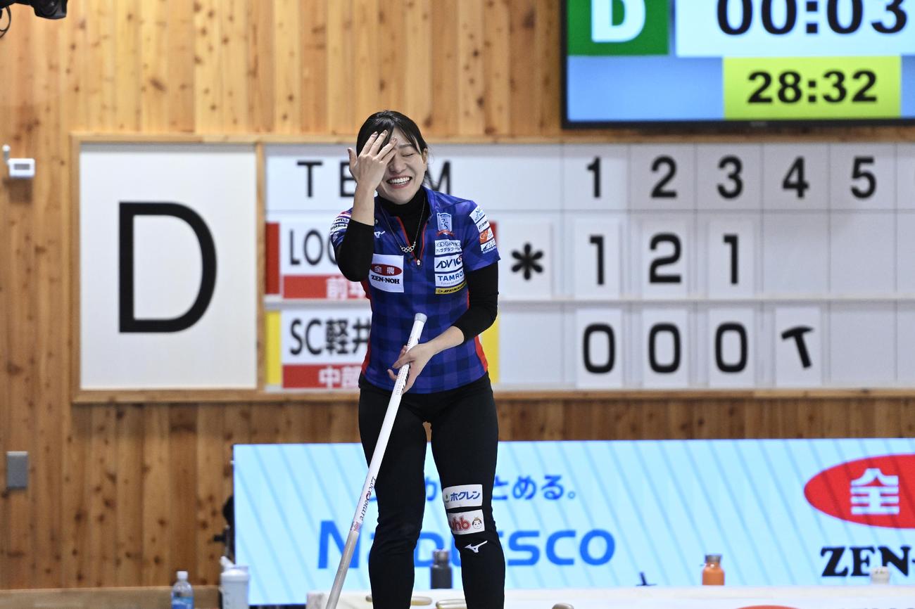 SC軽井沢クラブ戦　額に手を当て笑みを浮かべる吉田知那美（C）JCA IDE