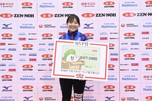 カーリング日本選手権　MVPに選ばれたロコ・ソラーレ吉田知那美は表彰式で笑顔（C）JCA IDE