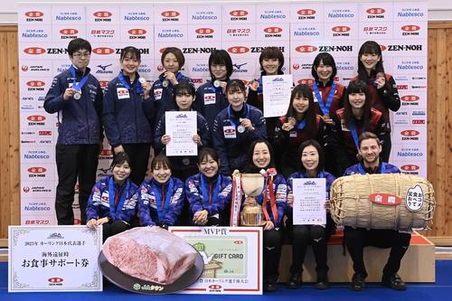 カーリング日本選手権　表彰式で笑顔の選手たち（C）JCA IDE