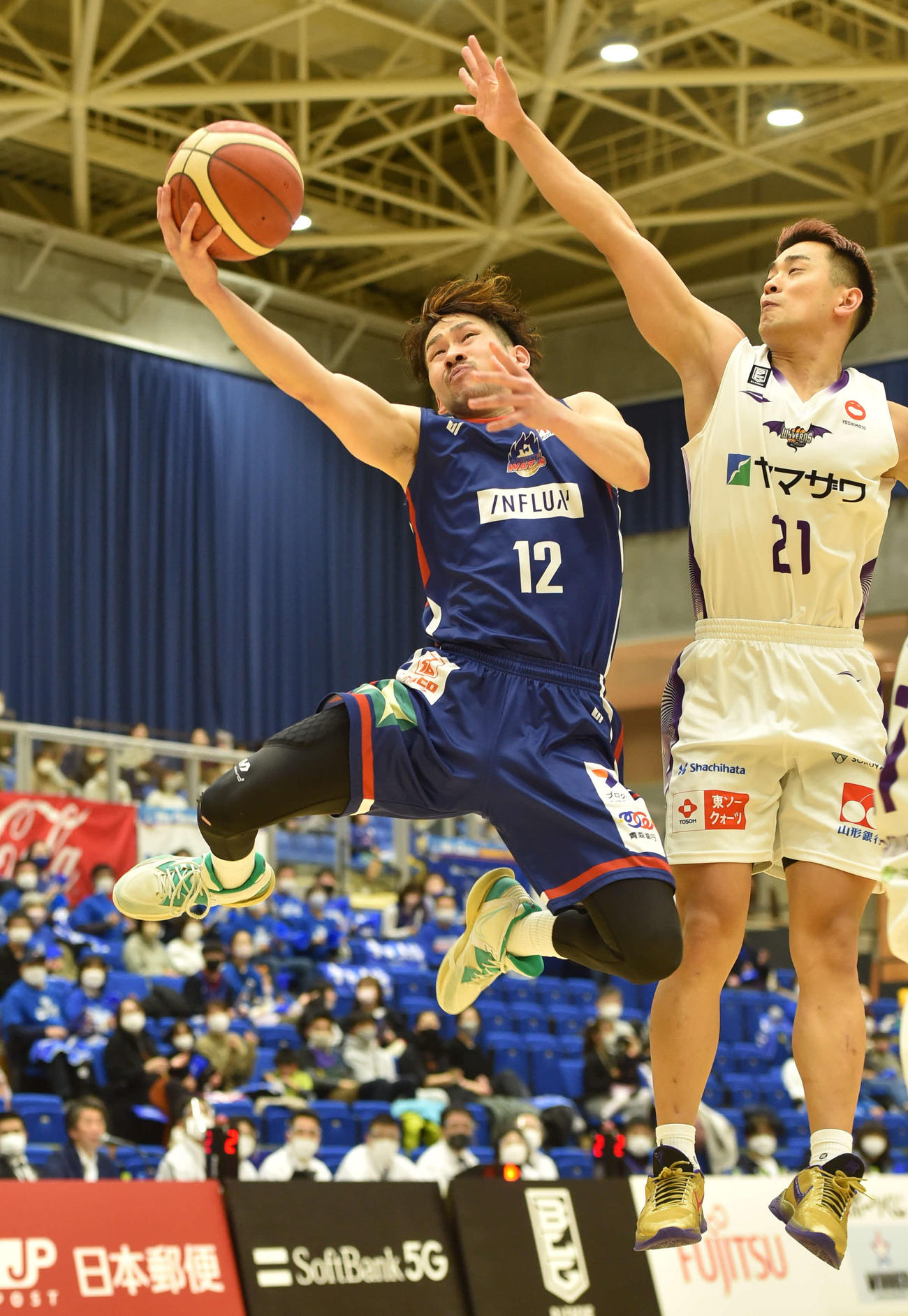 第1Q、山形田原（右）のディフェンスをかわしてシュートする青森池田