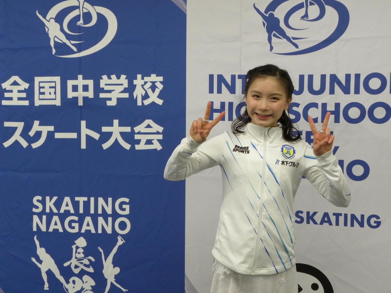 全国中学校大会のショートプログラムを終えてピースする村上遥奈（撮影・松本航）