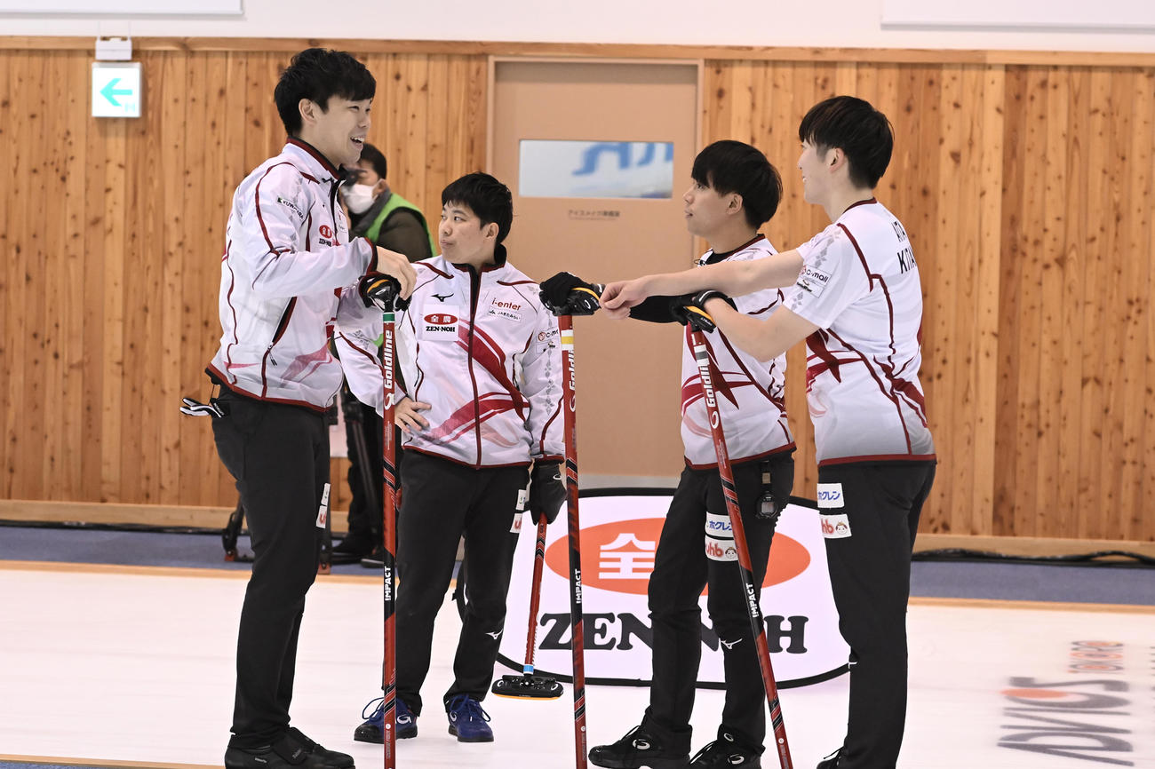コミュニケーションをとる北見協会の選手（C）JCA IDE