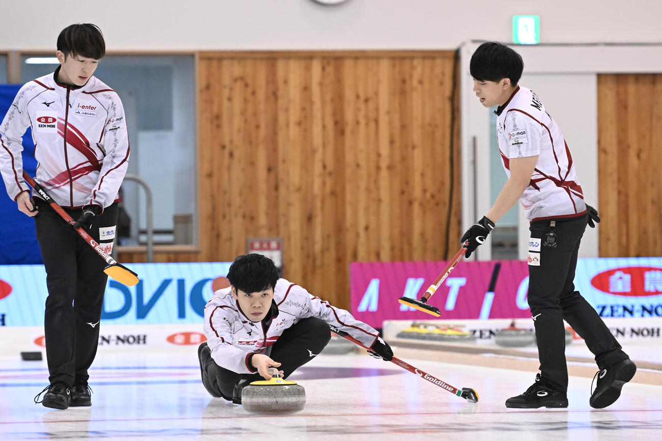 ストーンを投げる北見協会の平田洸介（C）JCA IDE