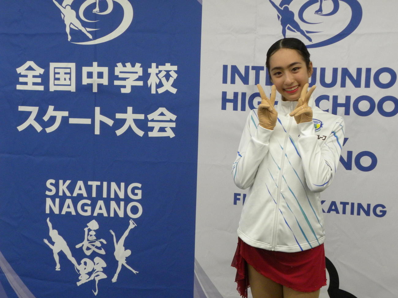 全国中学校大会のショートプログラムを終えてピースする櫛田育良（撮影・松本航）