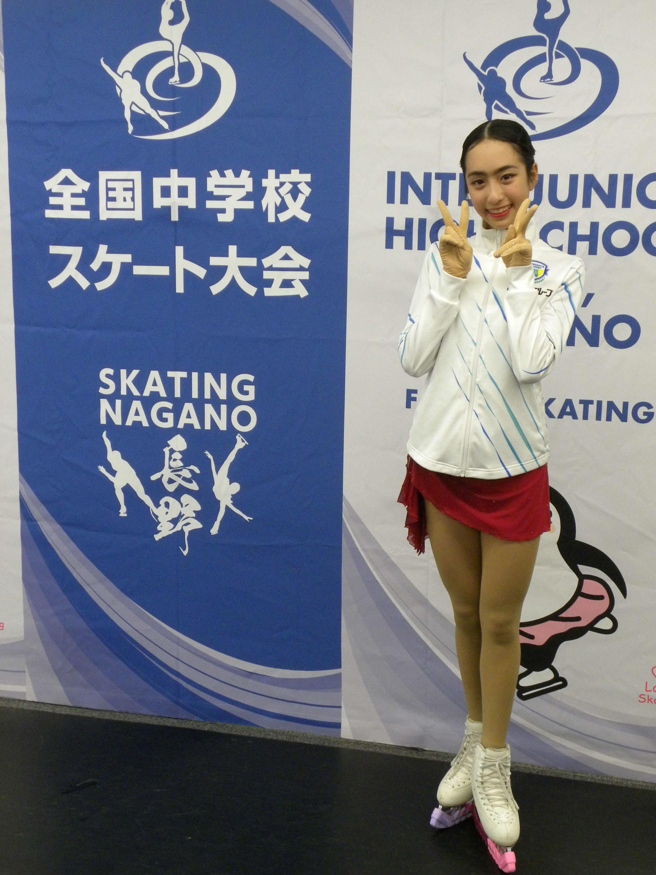全国中学校大会のショートプログラムを終えてピースする櫛田育良（撮影・松本航）