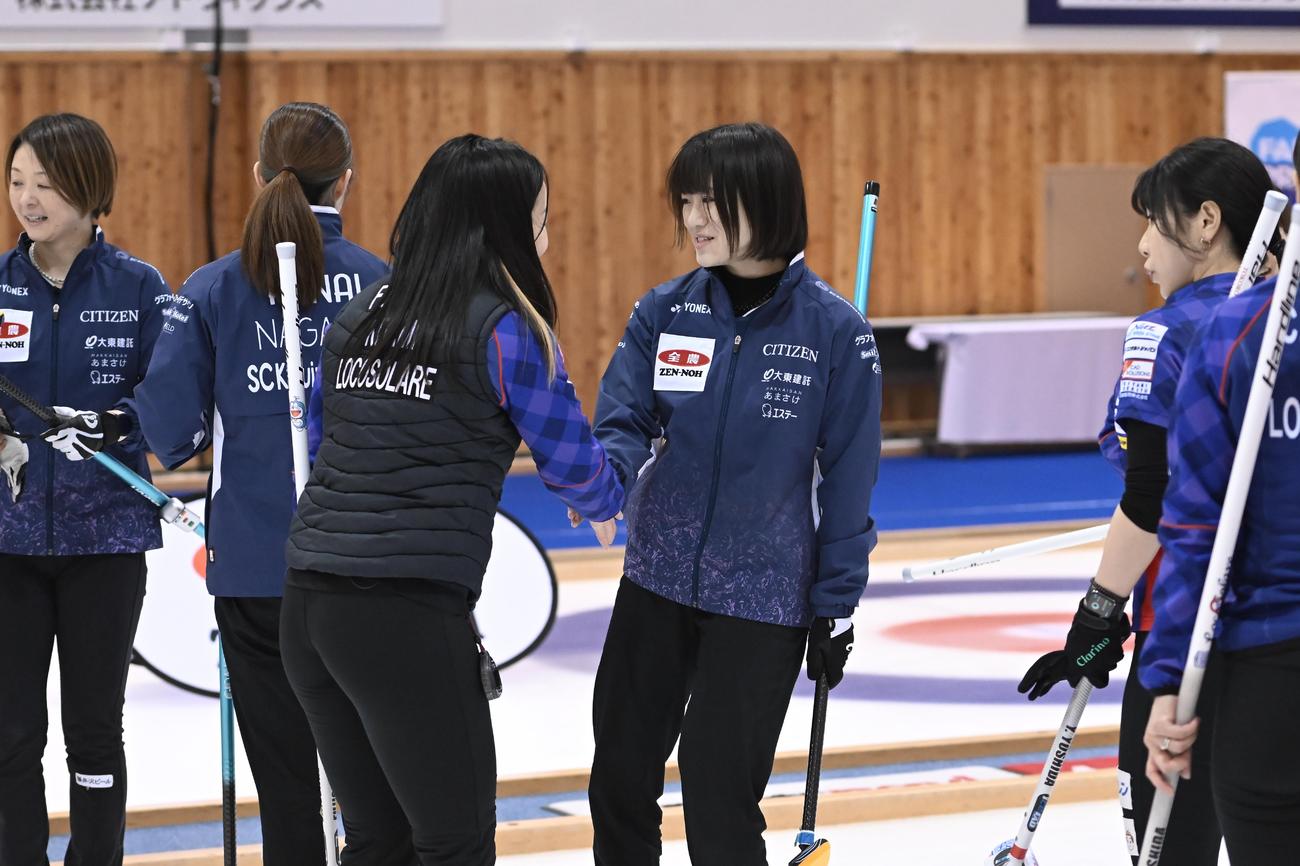 握手するSC軽井沢クラブ江並杏実とロコ・ソラーレ藤沢五月（C）JCA IDE