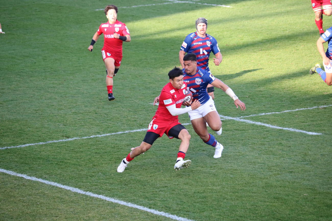 後半、花園の日本代表CTBフィフィタがタッチライン際でタックルで相手を止める