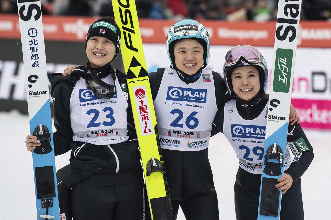 ノルディックスキーのW杯ジャンプ女子で表彰台を独占した日本の選手たち。左から2位の丸山希、1位の伊藤有希、3位の高梨沙羅（AP）