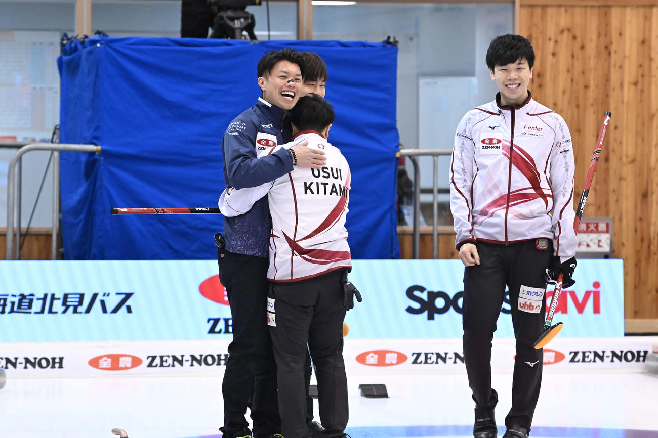 試合後にしばらく抱擁するSC軽井沢クラブの山口と北見協会の臼井(C)JCA IDE