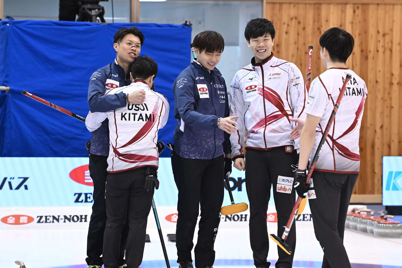 SC軽井沢クラブの山口の胸に頬をうずめる北見協会の臼井(C)JCA IDE