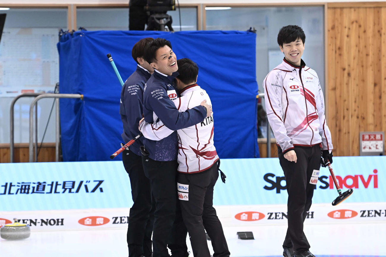 試合後に抱き合うSC軽井沢クラブの山口と北見協会の臼井(C)JCA IDE
