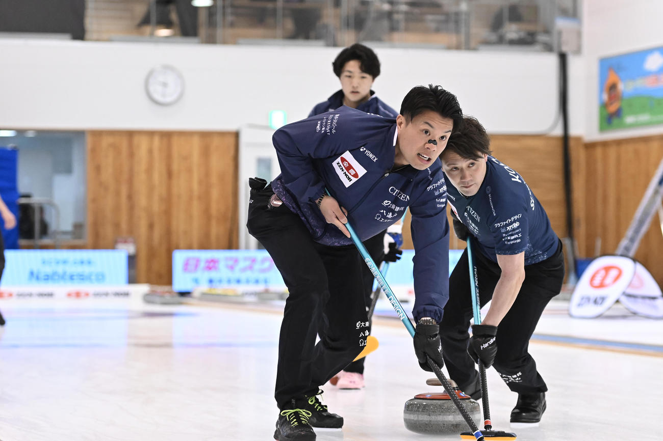 スイープする山口剛史（左）らSC軽井沢クラブの選手（C）JCA IDE