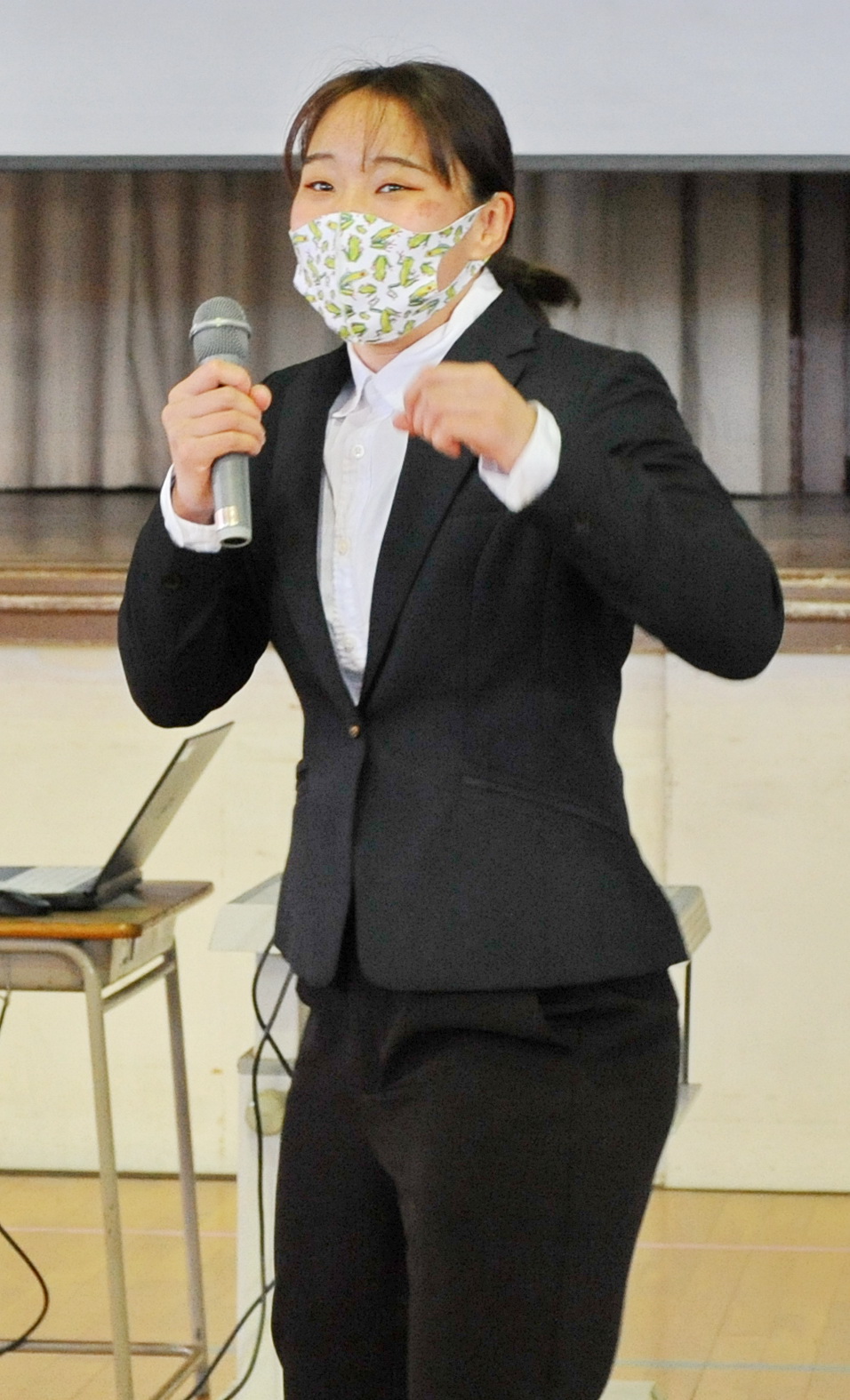 カエル柄のマスクを着け、ファイティングポーズをとる入江聖奈さん（2023年1月30日撮影）