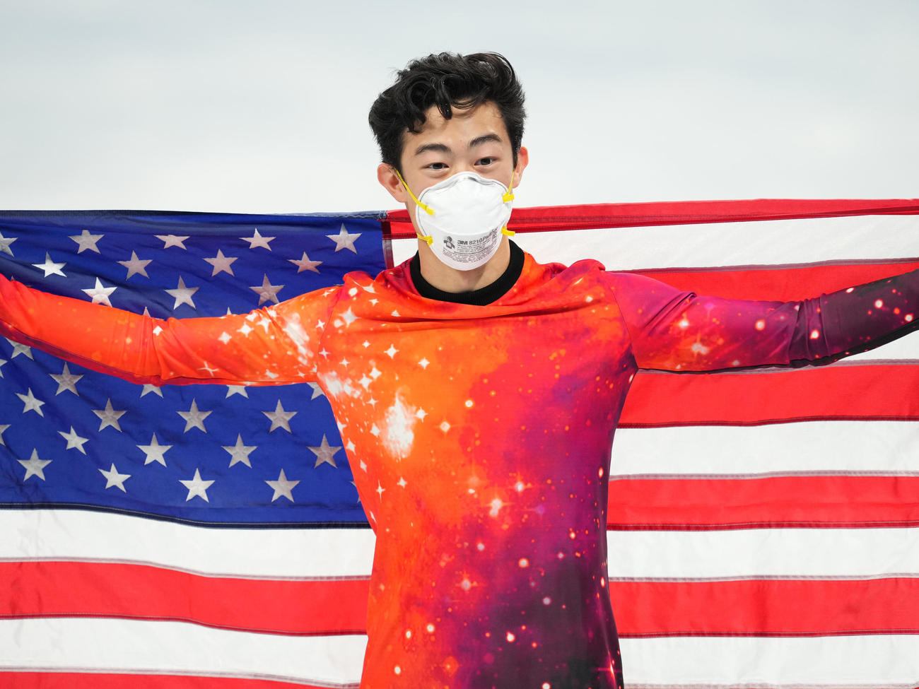 北京五輪　金メダルを獲得し、星条旗を広げるネーサン・チェン（2022年2月10日撮影）