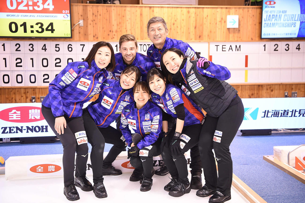 日本選手権の女子を制したロコ・ソラーレ。前列左から石崎、吉田知、鈴木、吉田夕、藤沢。後列左からリンド・コーチ、小野寺コーチ（C）JCA IDE