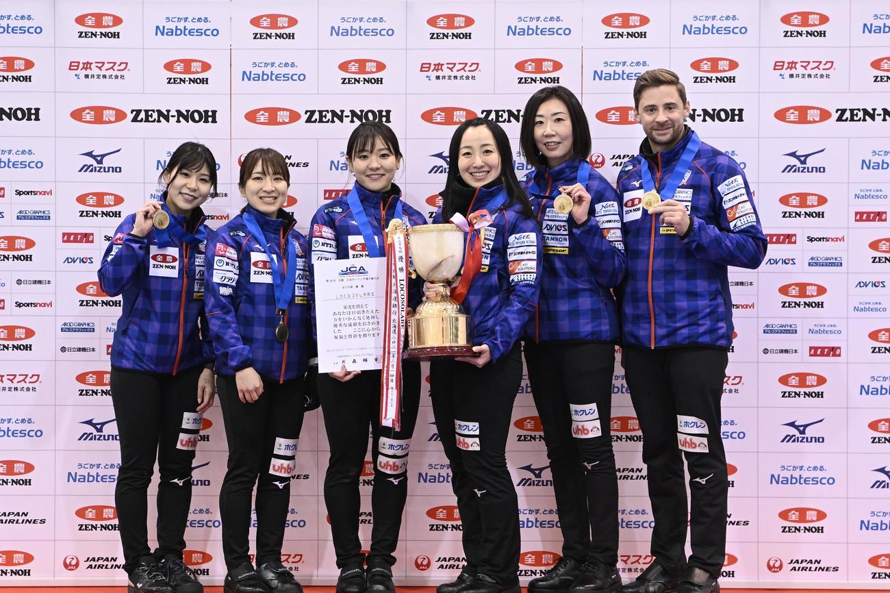 表彰式で笑顔を見せるロコ・ソラーレ。左から吉田夕、鈴木、吉田知、藤沢、石崎、リンド・コーチ（C）JCA IDE