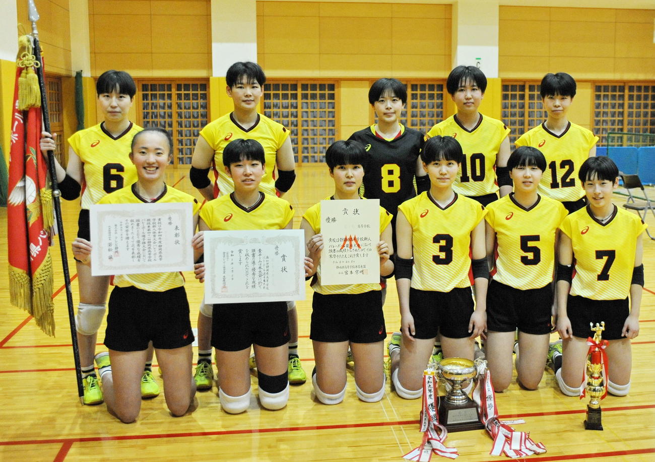 2大会連続6度目の優勝を果たした富士見の選手たち
