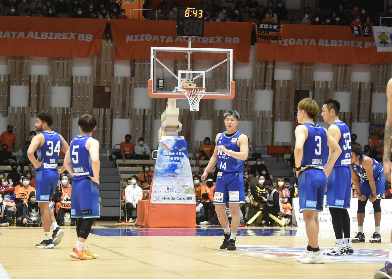 珍事！コート上に6人　第2Q、6人でプレーした新潟の選手。左から遠藤、冨岡、木村、渋田、池田、アルマ