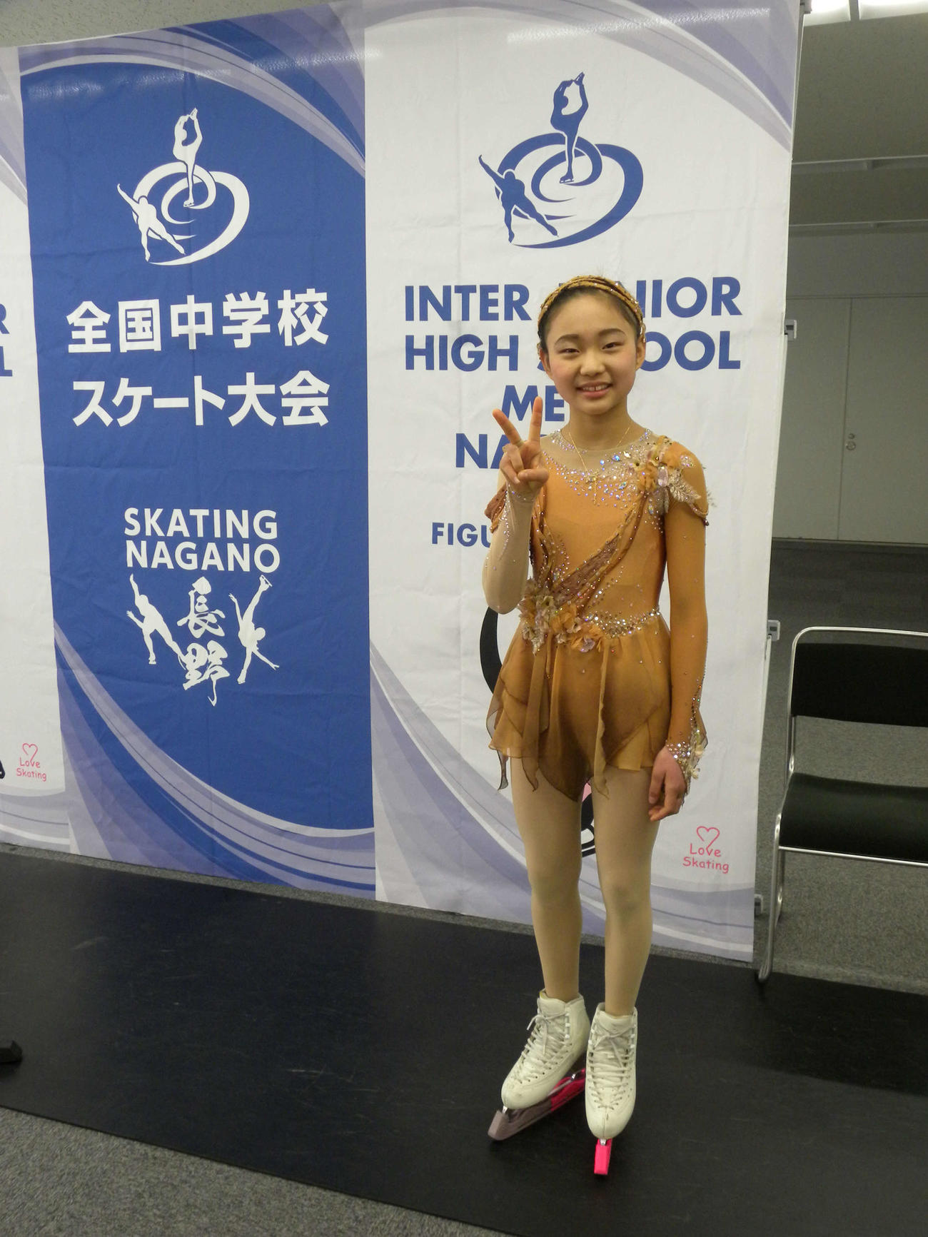 全国中学校大会のショートプログラムを終えてピースする和田薫子（撮影・松本航）