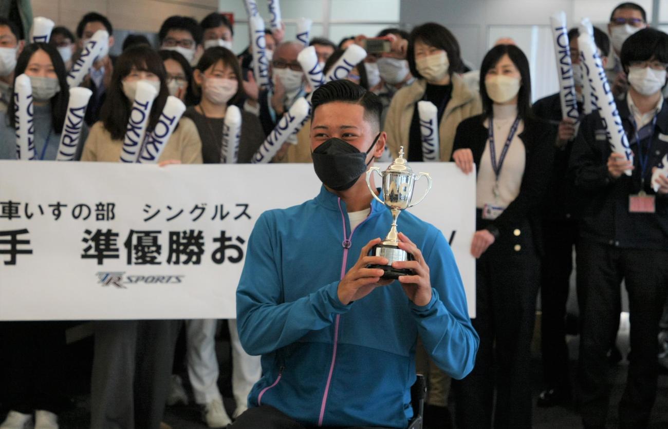 全豪オープン準優勝報告会で所属先の東海理化社員一同から祝福を受ける小田（撮影・藤塚大輔）