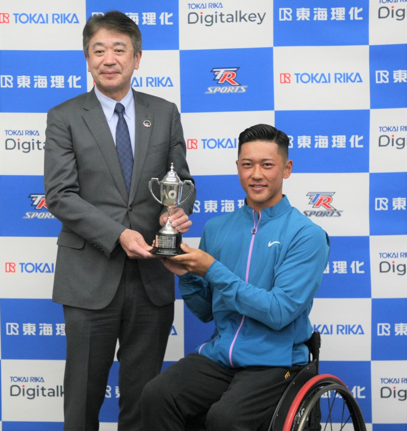 全豪オープン準優勝報告会で笑顔を見せる東海理化・二之夕裕美代表取締役社長（左）と小田（撮影・藤塚大輔）