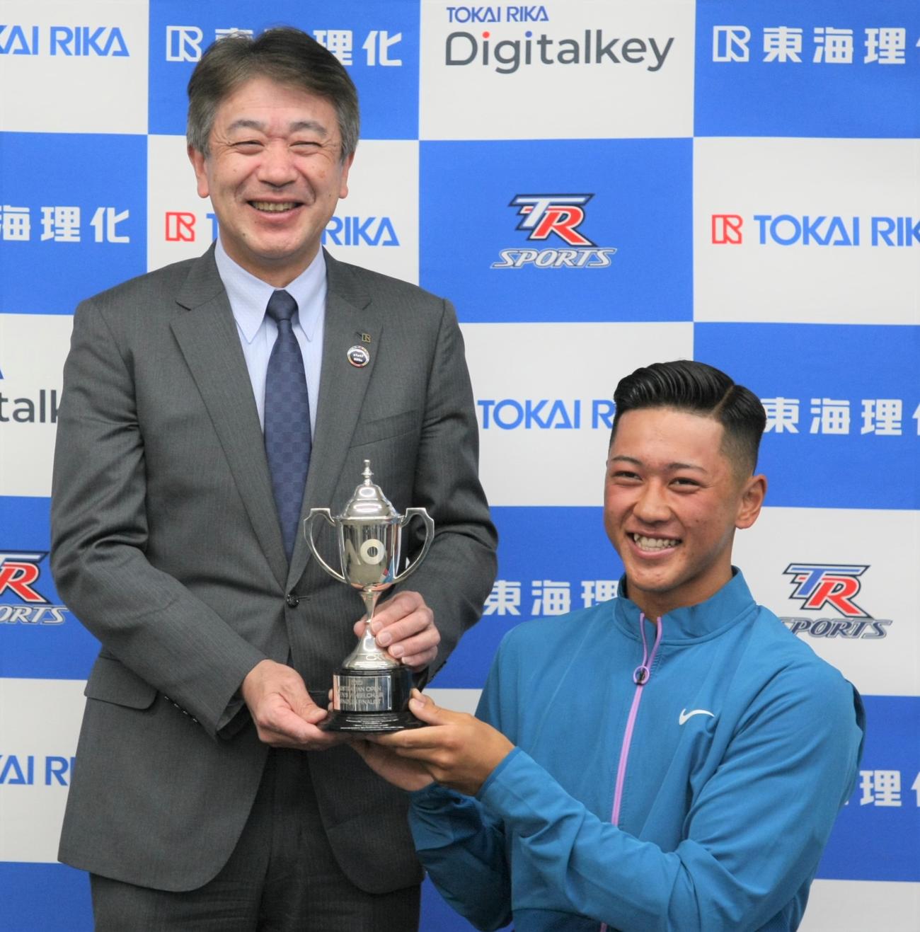 全豪オープン準優勝報告会で笑顔を見せる東海理化・二之夕裕美代表取締役社長（左）と小田（撮影・藤塚大輔）