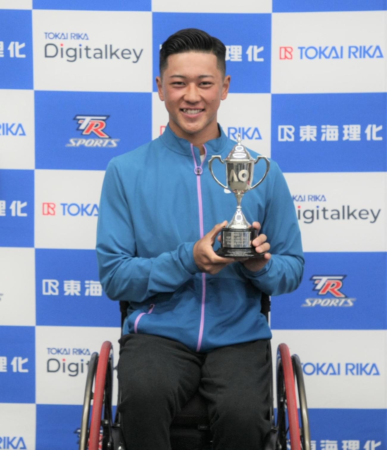 全豪オープン準優勝報告会で笑顔を見せる小田（撮影・藤塚大輔）