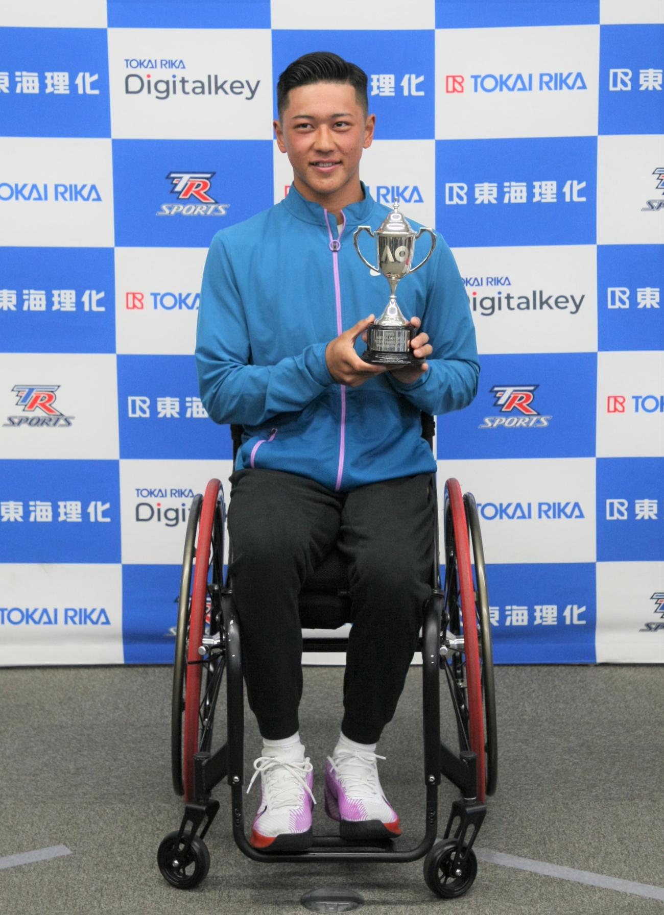 全豪オープン準優勝報告会で笑顔を見せる小田（撮影・藤塚大輔）