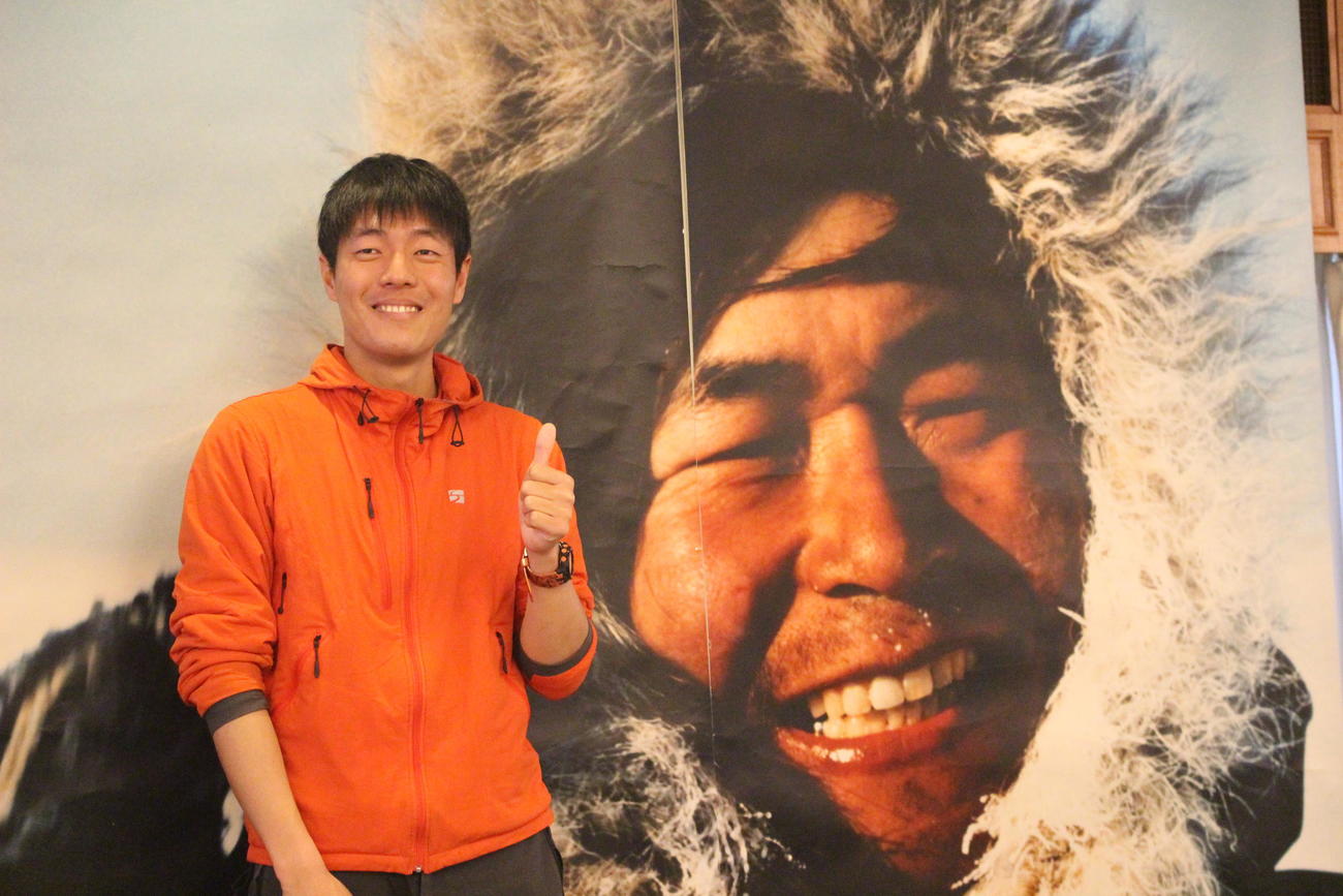 2022年「植村直己冒険賞」を受賞した野村良太氏は植村直己氏の写真の前で記念撮影