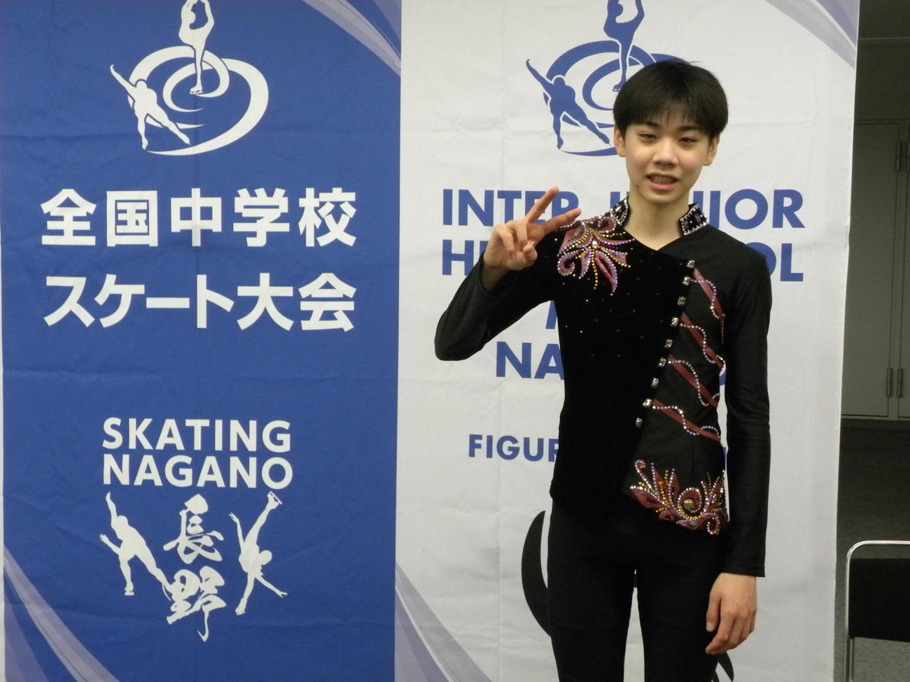 全国中学校大会のショートプログラムを終えてピースする田内誠悟（撮影・松本航）