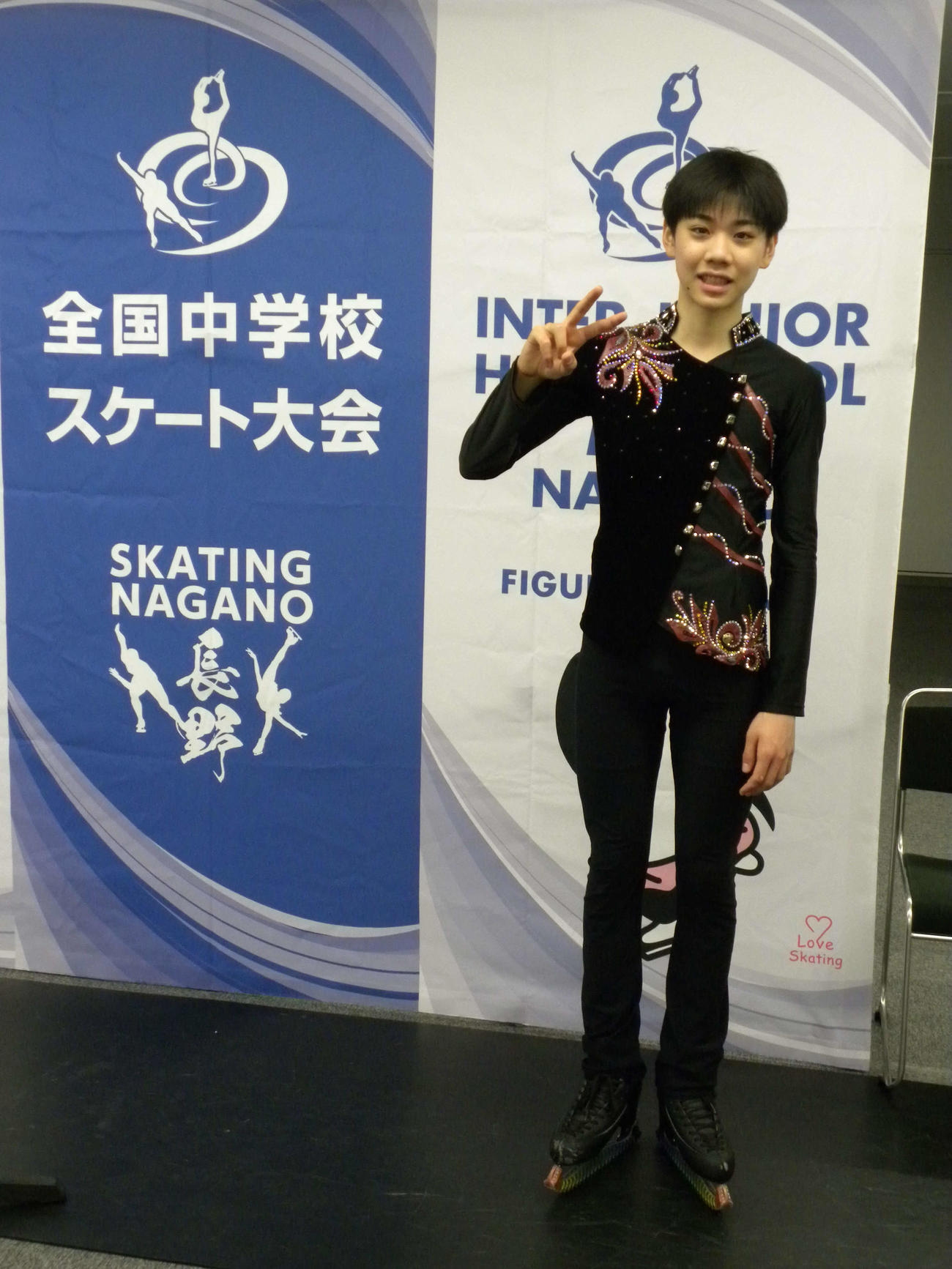 全国中学校大会のショートプログラムを終えてピースする田内誠悟（撮影・松本航）