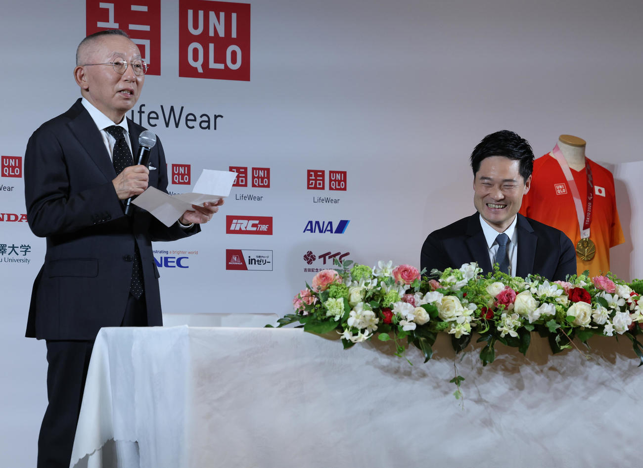 引退会見でユニクロ柳井会長兼社長（左）のあいさつに笑顔を見せる行う国枝（撮影・野上伸悟）