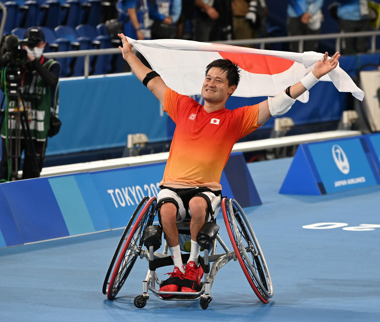 東京2020パラリンピック　車いすテニス男子シングルス決勝で勝利し日の丸を掲げる国枝慎吾（2021年9月4日撮影）