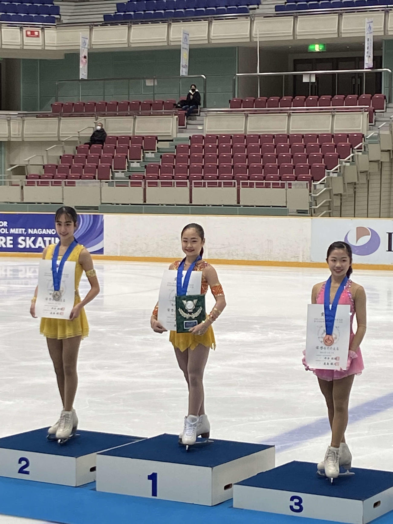 全国中学校大会の女子で2連覇した島田麻央（中央）と2位の櫛田育良（左）、3位の中井亜美（撮影・松本航）