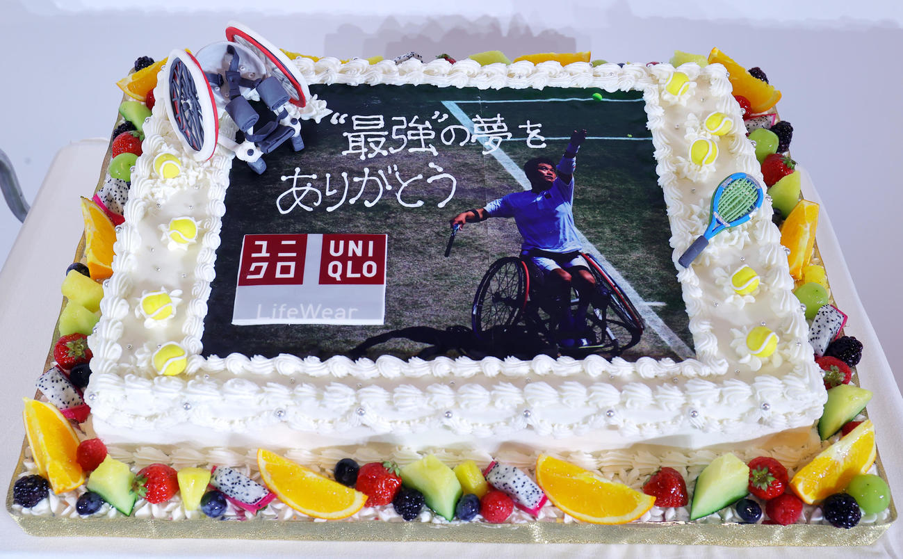 引退会見で国枝に贈られたケーキ（撮影・野上伸悟）