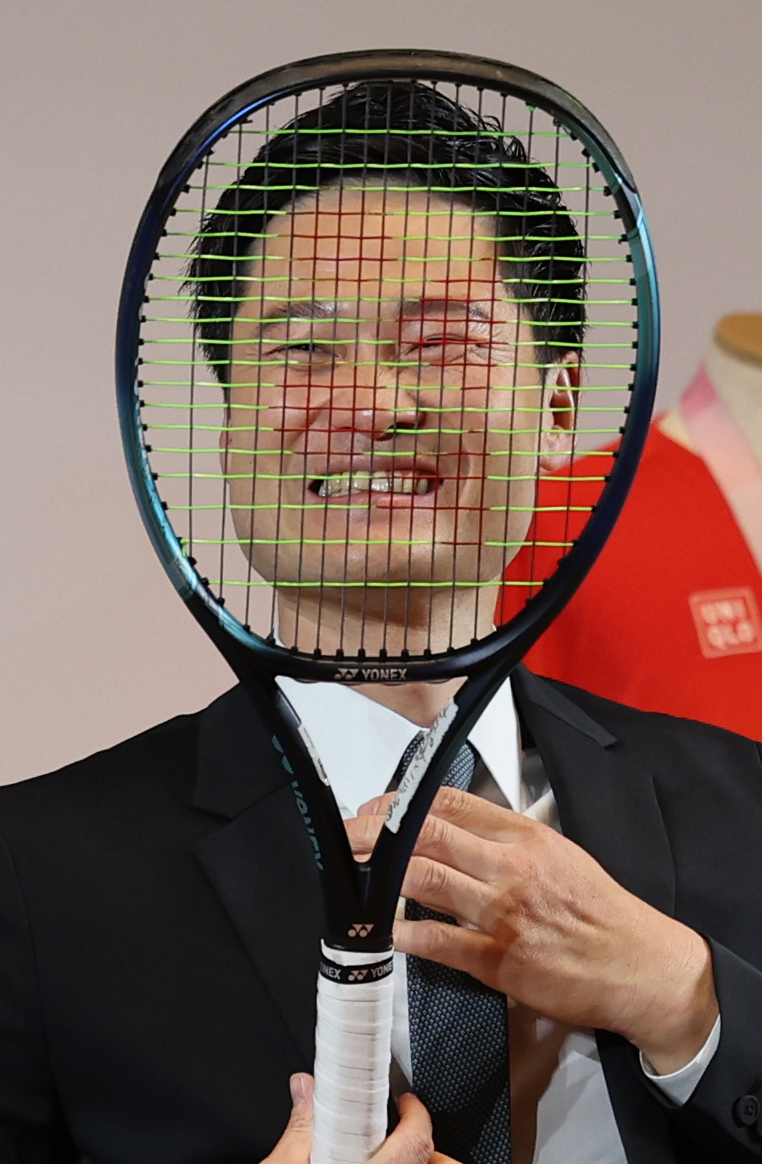 引退会見でラケットを手に笑顔を見せる国枝（撮影・野上伸悟）