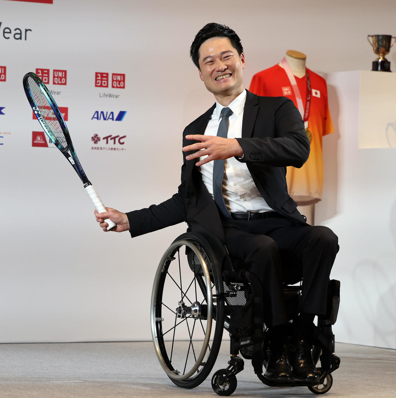 引退会見でショットのポーズを見せる国枝（撮影・野上伸悟）