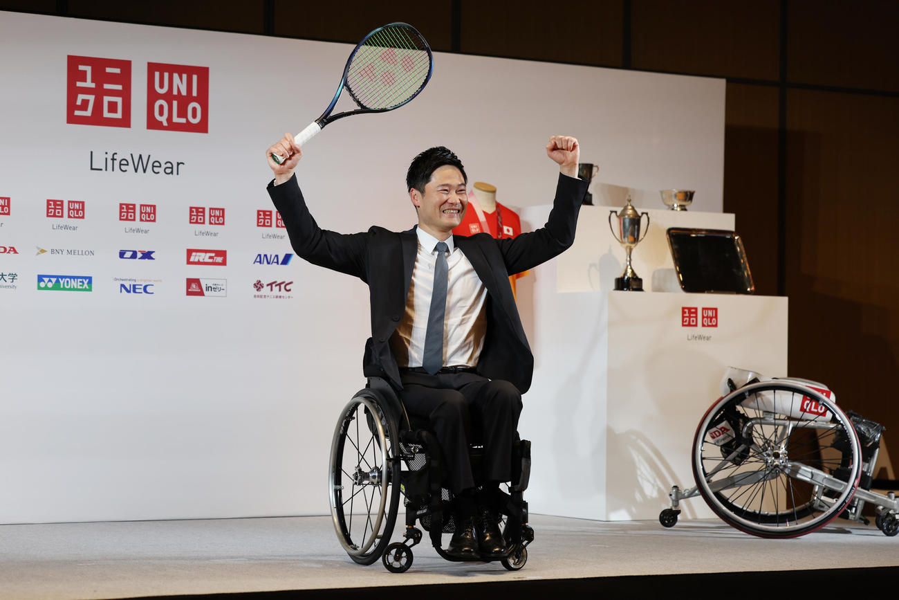 引退会見で万歳する国枝（撮影・野上伸悟）