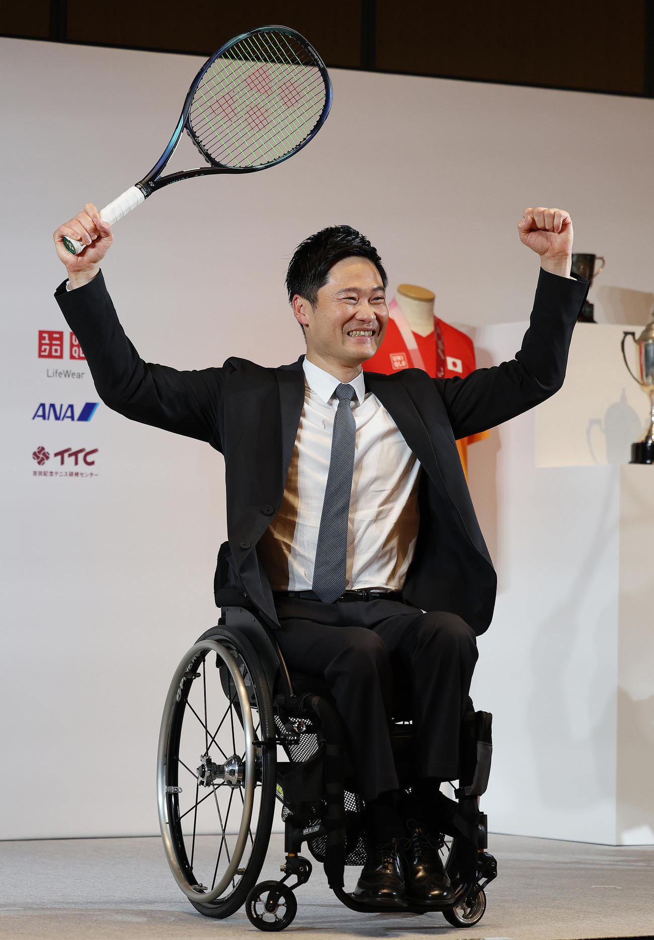 引退会見で万歳する国枝（撮影・野上伸悟）