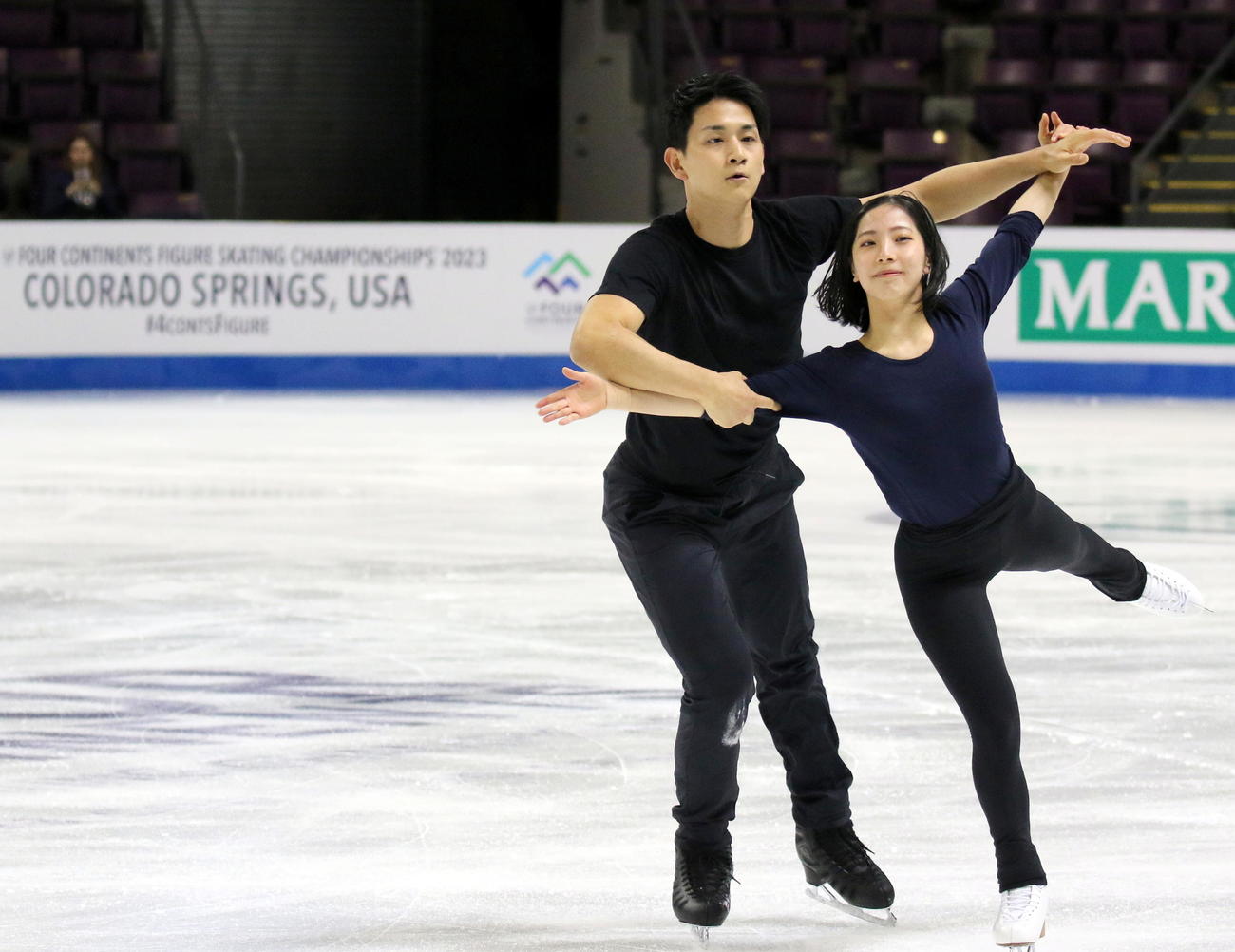 フィギュアスケート4大陸選手権（米コロラドスプリングズ）のペア公式練習に初日から参加した「りくりゅう」三浦璃来（左）木原龍一組（撮影・木下淳）