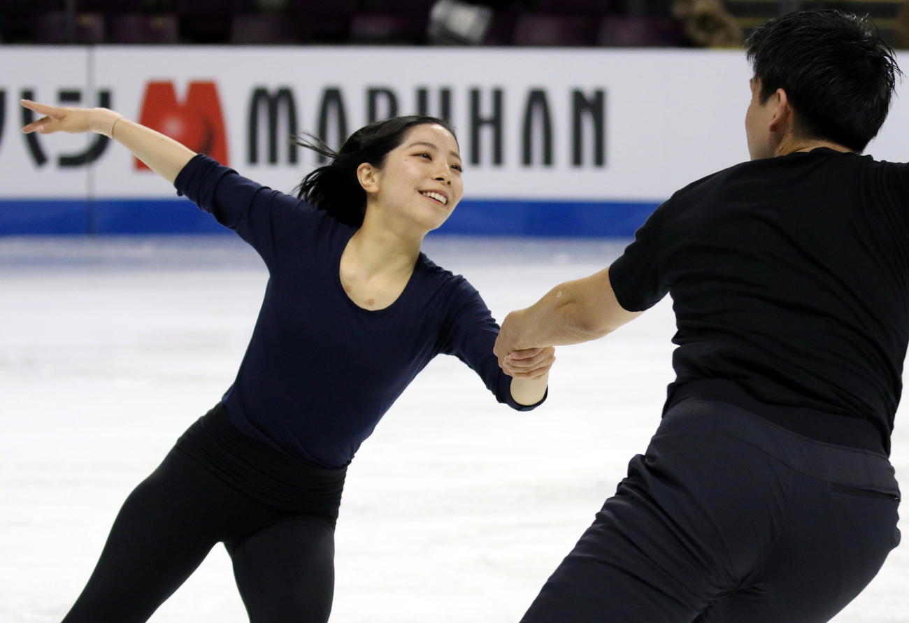 フィギュアスケート4大陸選手権ペア公式練習　笑顔で舞う「りくりゅう」三浦璃来（左）木原龍一組（撮影・木下淳）