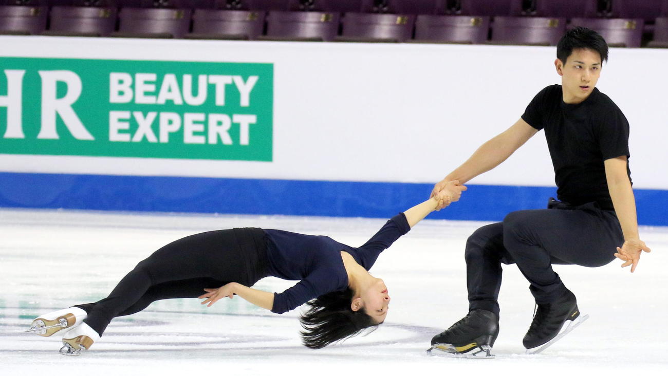 フィギュアスケート4大陸選手権　ペア公式練習でデススパイラルを確かめる「りくりゅう」三浦璃来（左）木原龍一組（撮影・木下淳）