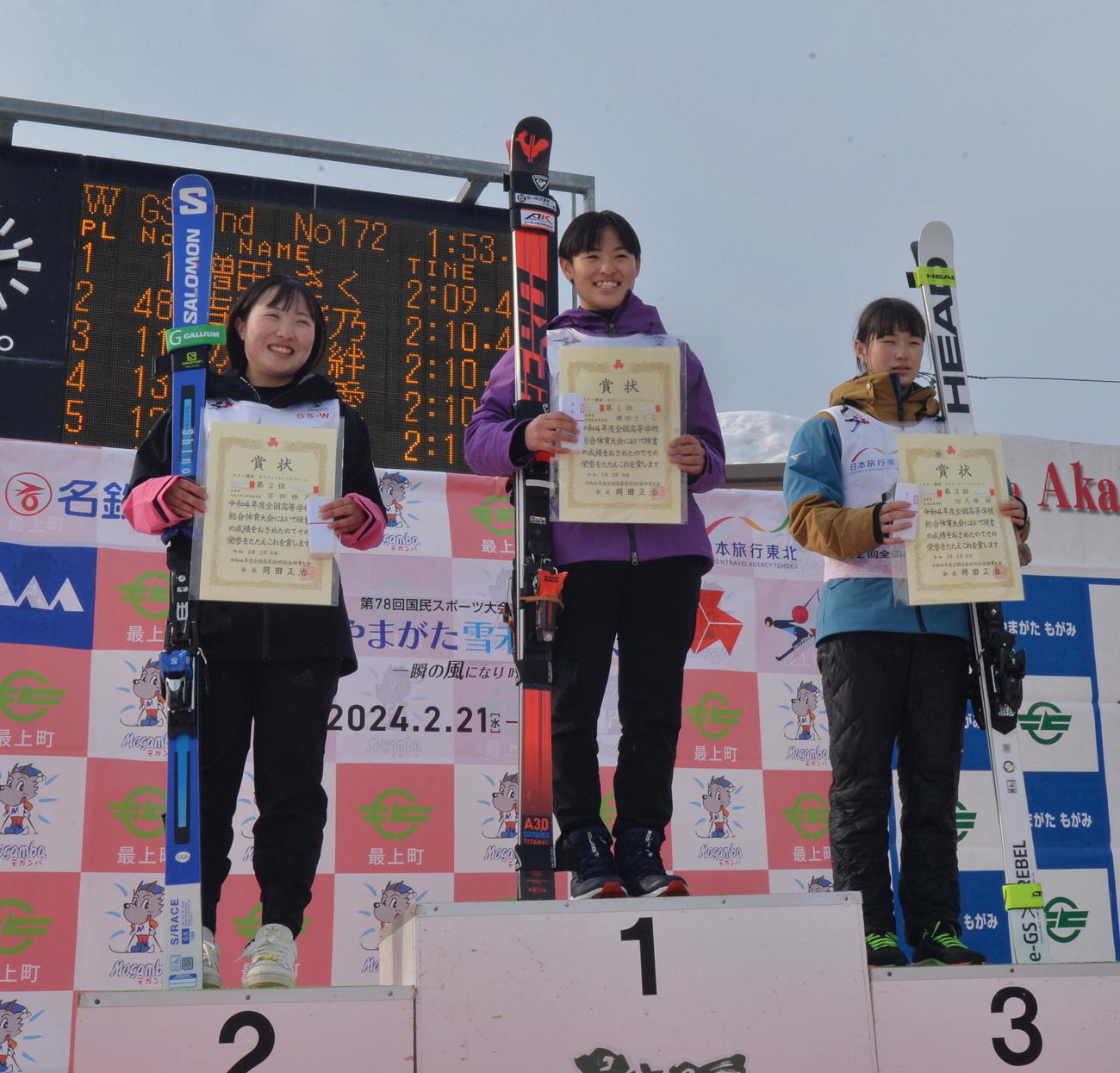 女子大回転　優勝し、記念撮影する旭川明成・増田（中央）（撮影・濱本神威）