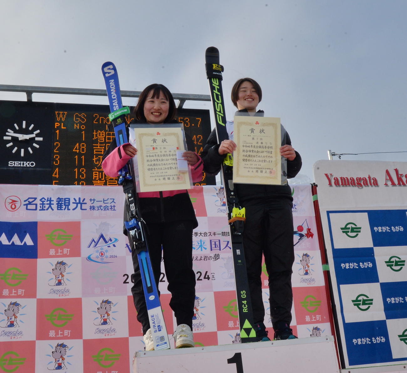 女子GS　準優勝した日大山形・吉田（左）と7位入賞の九里学園・遠藤が笑顔で記念撮影（撮影・濱本神威）