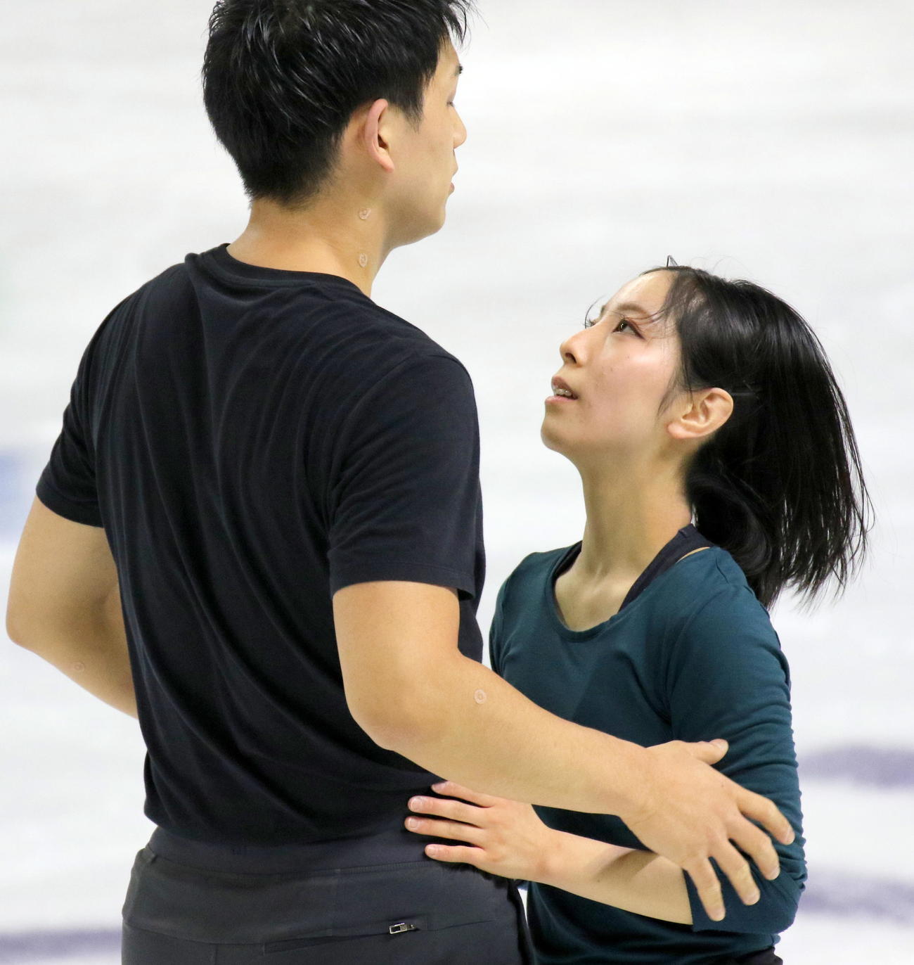 フィギュアスケート4大陸選手権のペア公式練習でSPの曲かけ練習を行い、最後の振り付けを終えた「りくりゅう」三浦璃来（右）木原龍一組（撮影・木下淳）