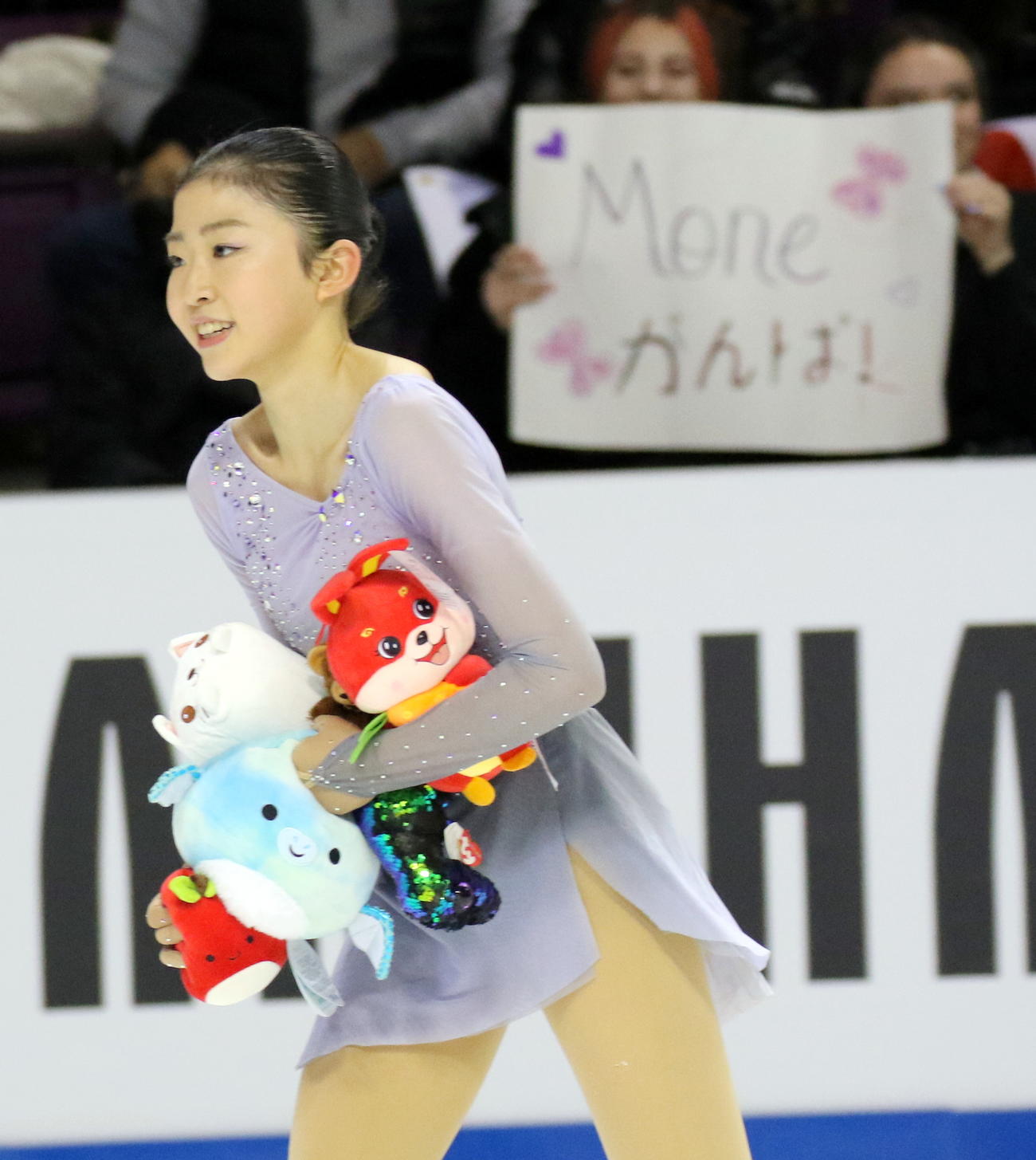 フィギュアスケート4大陸選手権　女子SPを終え、観客からのプレゼントを抱えてキス・アンド・クライへ向かう千葉百音（撮影・木下淳）