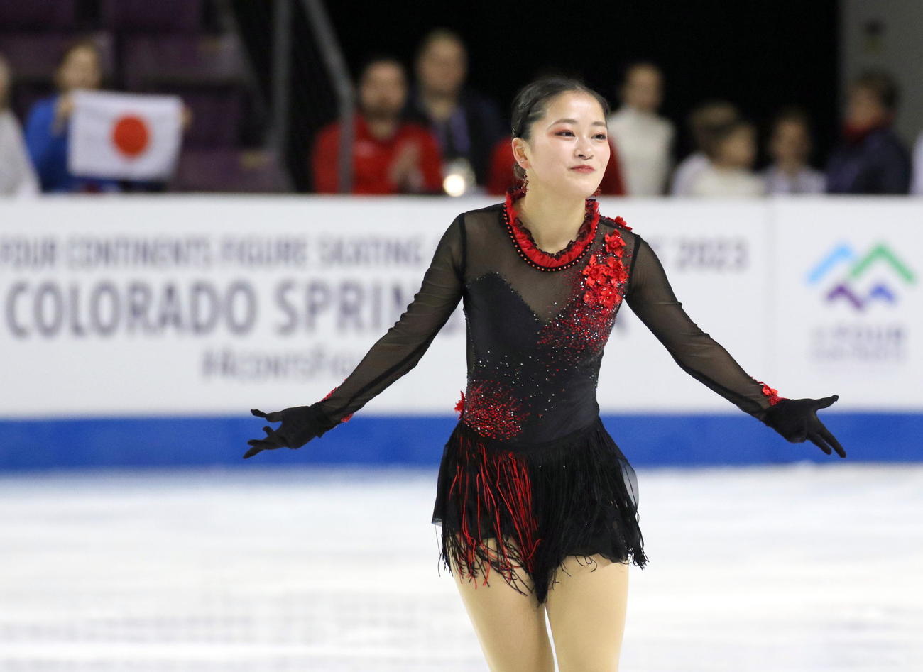 フィギュアスケート4大陸選手権　女子SPを終え、観客席に感謝する渡辺倫果（撮影・木下淳）